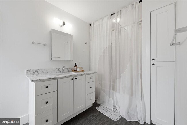 Building Photo - 1902 E Hagert St