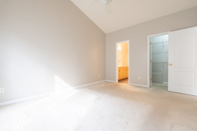Building Photo - MOVE IN READY Townhome in the Heart of Suffolk!