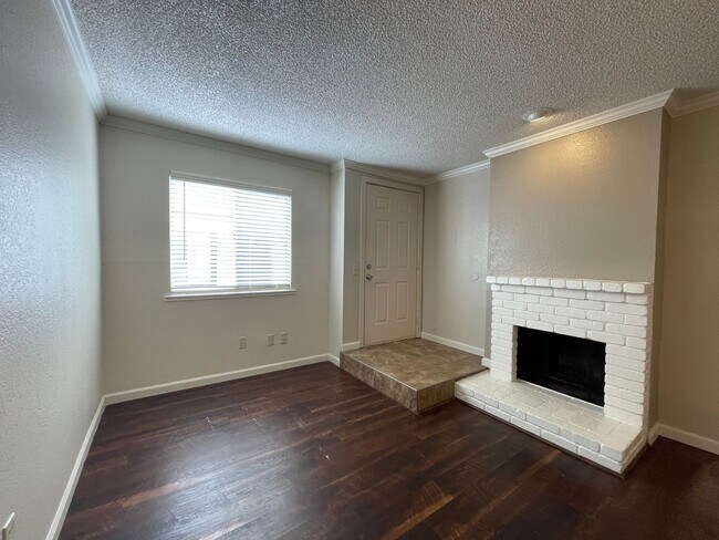 Building Photo - Spacious Downstairs 2 Bed 1 Bath in Gorgeo...