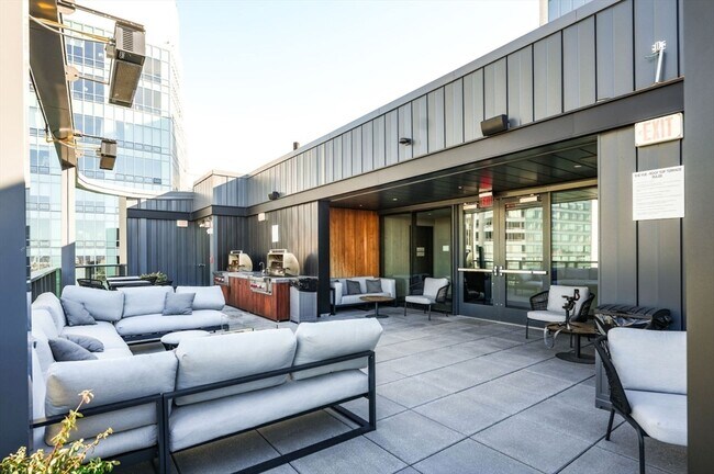 Building Photo - 55 Lagrange St