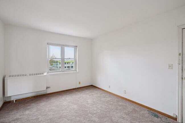 Building Photo - Spacious, Renovated 1BR on Beautiful Iris Park!
