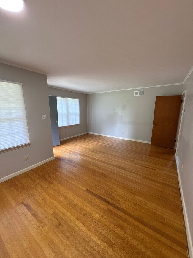 Building Photo - Newly Renovated Home - East Memphis