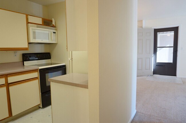 Building Photo - Adorable 1st floor 2 bedroom 1 bath condo ...
