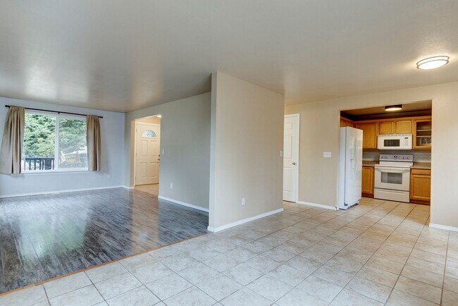 Building Photo - Charming Admirals Cove Home with Bonus Roo...
