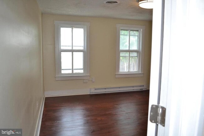 Building Photo - 27 E Pall Mall St