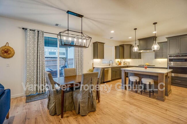 Building Photo - 737 SE 38th St