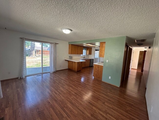 Building Photo - Spacious 3 bedroom, 2 bathroom with large ...