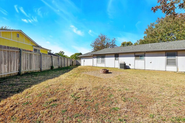 Building Photo - Great 3 bedroom 1 bathroom house that is a...