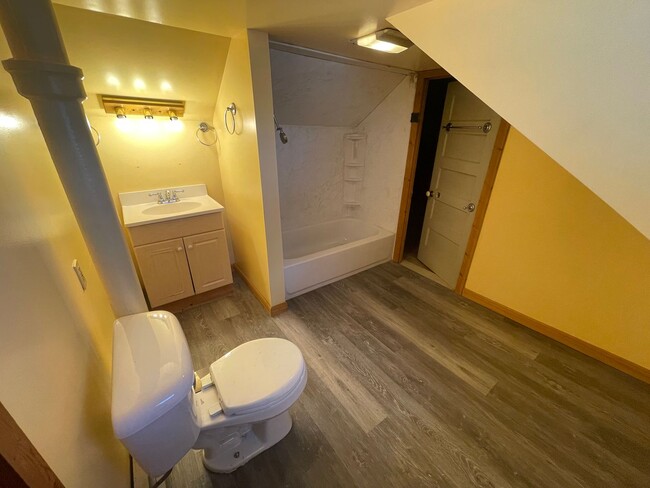 Building Photo - Colorful, eclectic 3-bedroom house in Pitt...