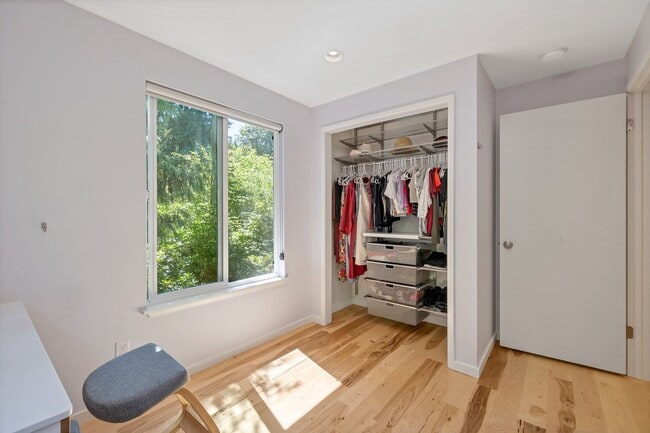 Building Photo - Great modern home located on Mercer Island
