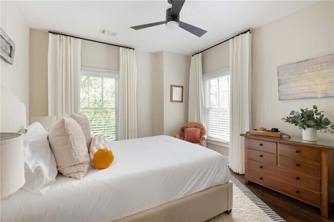 Building Photo - 582 St Charles Ave NE