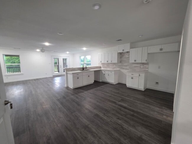 Building Photo - Stunning Duplex with Garage & Modern Finishes