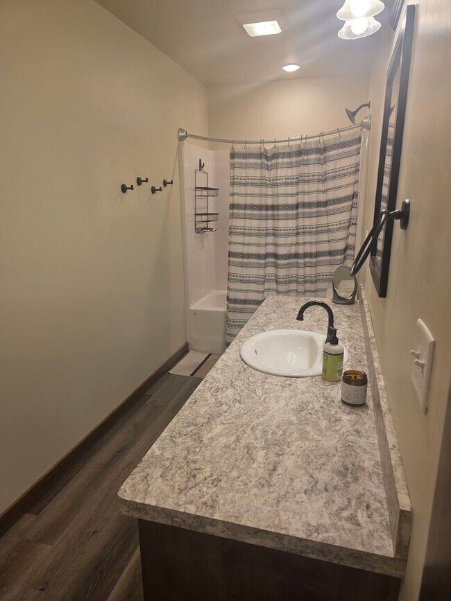 Building Photo - 3 Bedroom 2.5 Bath Condo near MSU