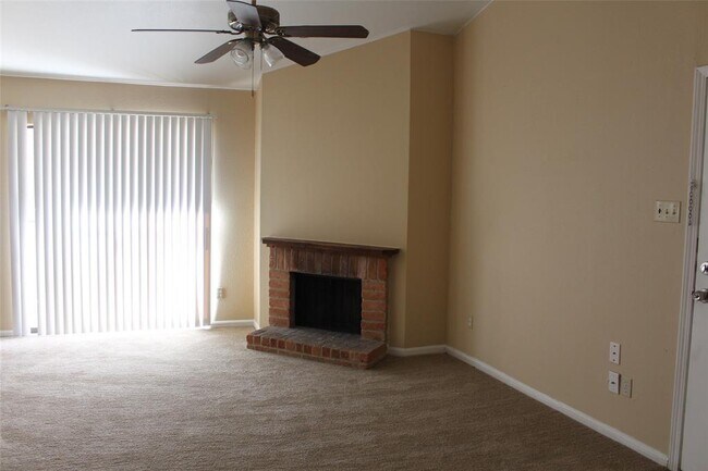 Building Photo - 16111 Aspenglen Dr