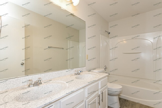 Building Photo - 4947 Heritage Heights Cir