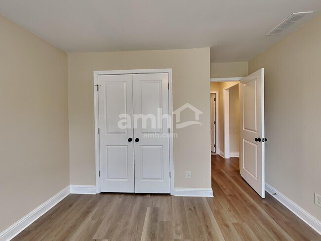 Building Photo - 333 Silver Top Dr SE