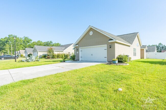 Building Photo - Split Floor Plan, Open and Bright