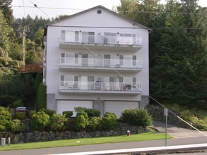 Building Photo - 628 N State St