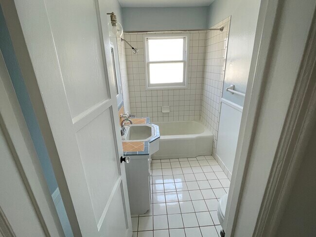 Building Photo - 1008 6th St