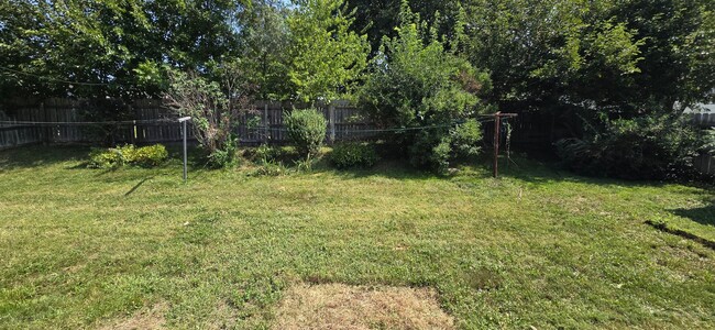 Building Photo - 3-4 bedroom ranch with attached garage, fe...