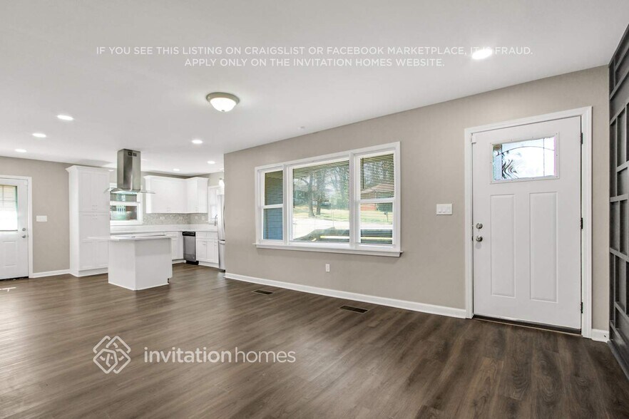 Building Photo - 2122 Holly Hill Dr