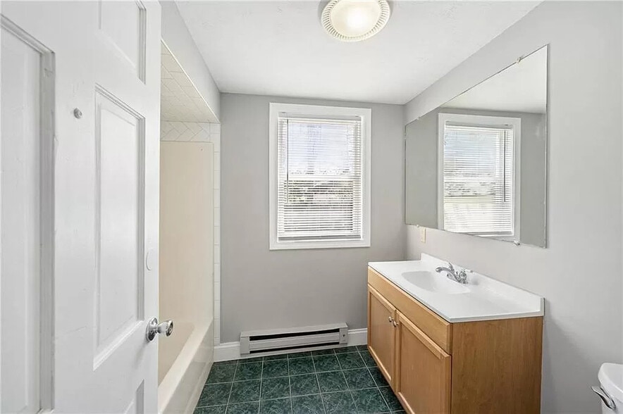 Building Photo - 289 Mowry St