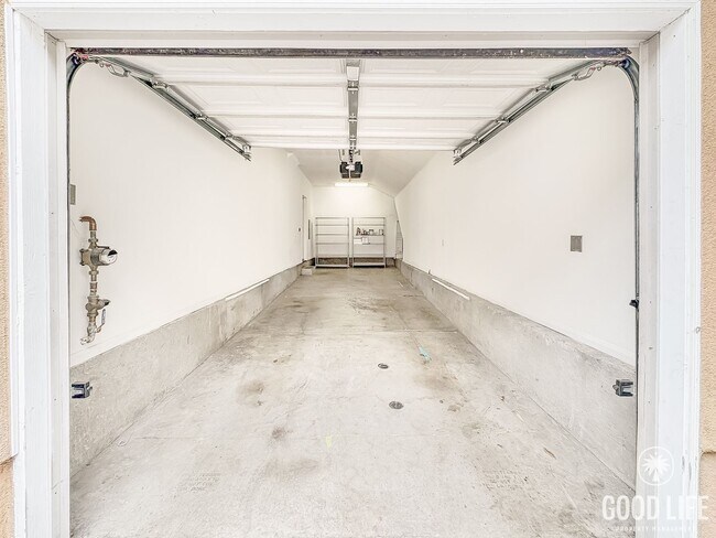 Building Photo - Beautiful 2Bd/2Ba Available In Sabre Springs