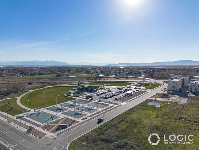 Building Photo - 1452 W Cook Ln