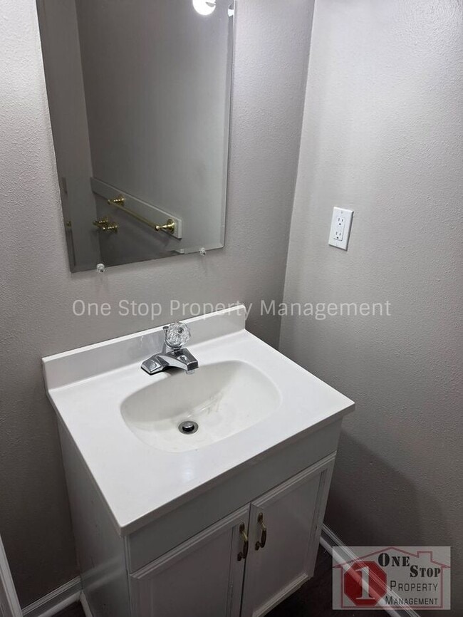 Building Photo - Cozy 3 bedroom 2.5 bathroom in Blue Springs, MO!