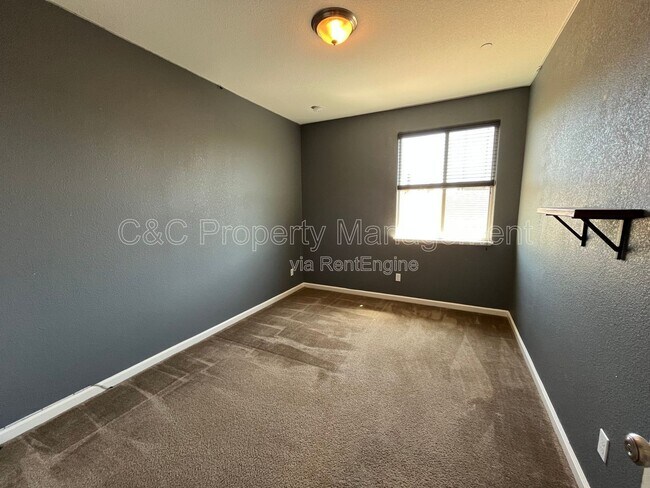 Building Photo - 440 Red Lion Way