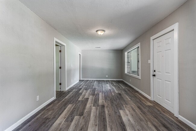 Building Photo - 608 W Lobit Ave