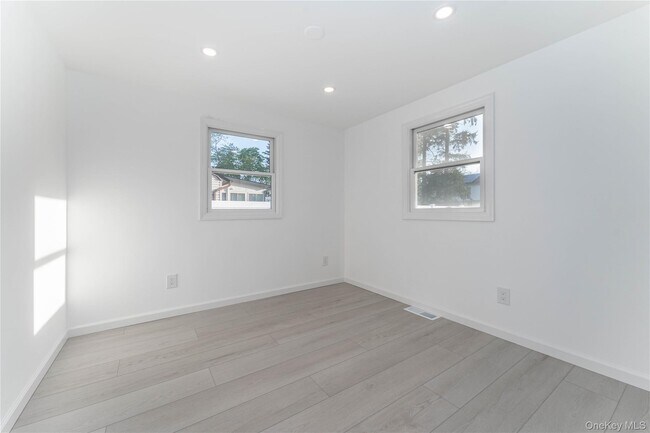 Building Photo - 1398 Pine Acres Blvd