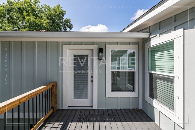 Building Photo - Gorgeous Spring Hill Home!
