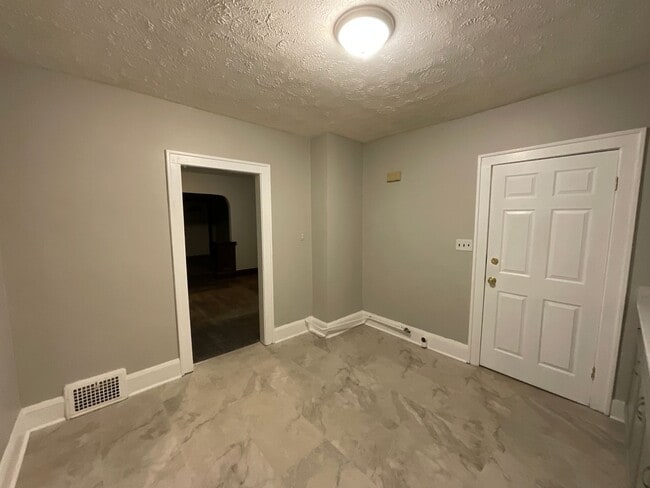 Building Photo - 10012 Greenview Ave