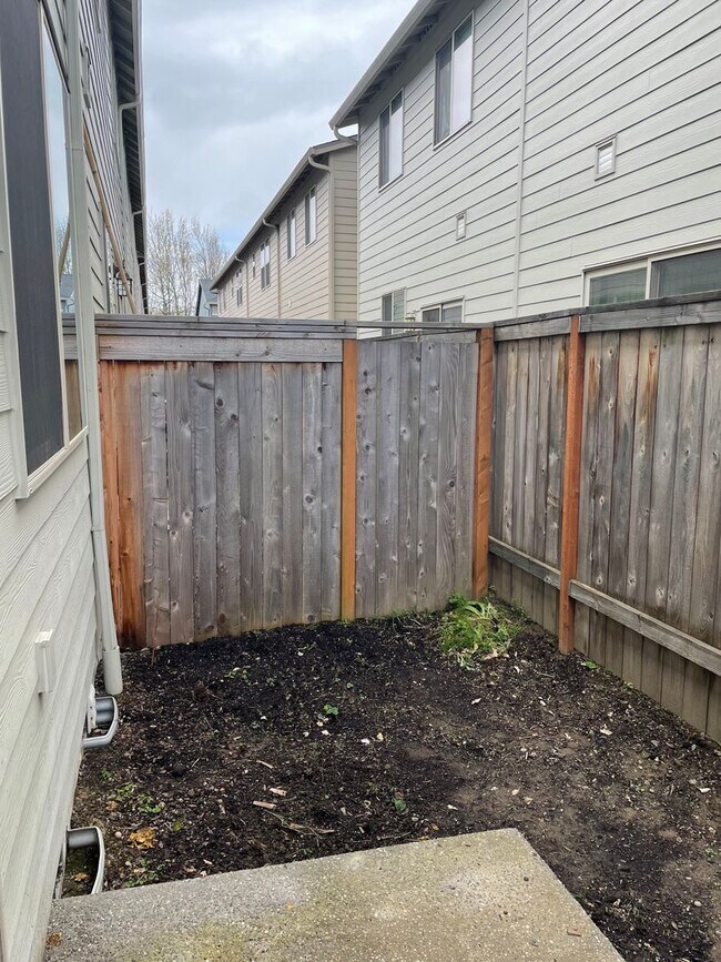 Building Photo - $1275 OFF FIRST MONTHS RENT Gorgeous 3 Bed...