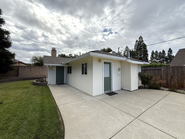 Building Photo - Secluded 2bd/1ba Carmichael Charmer near S...