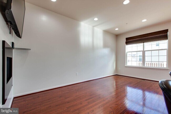 Building Photo - 7931 Silver Oak Rd