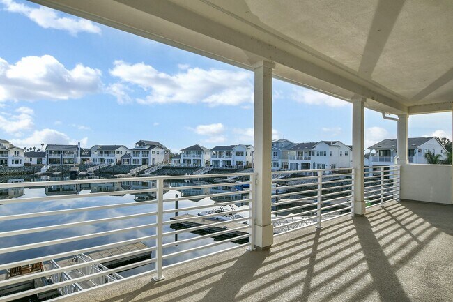 Building Photo - Waterfront Beauty