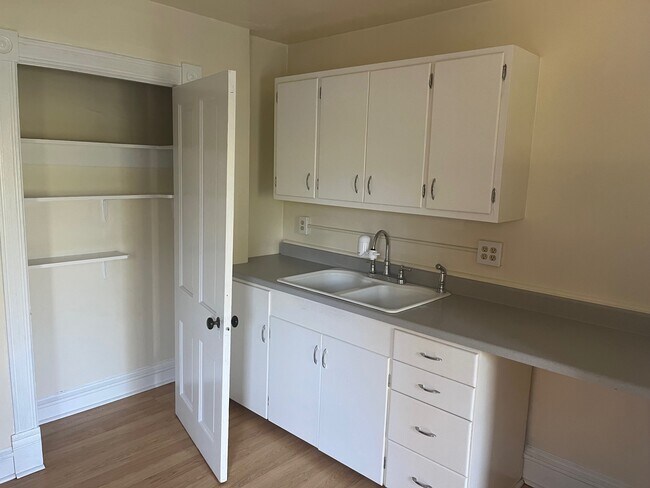 Kitchen - 800 Holter St