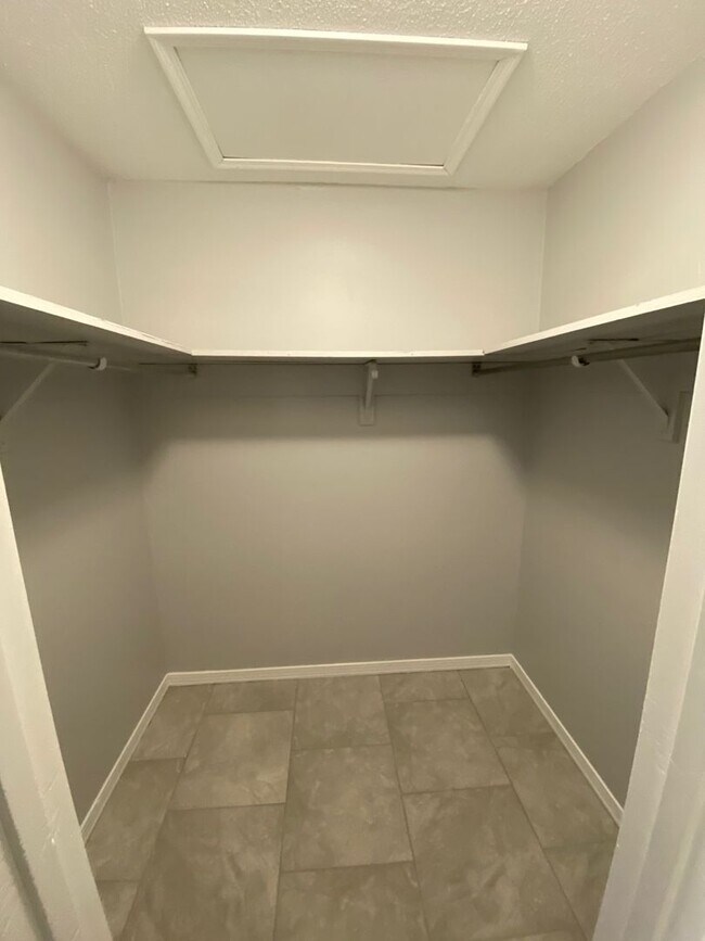 Building Photo - Convenient Northeast location!