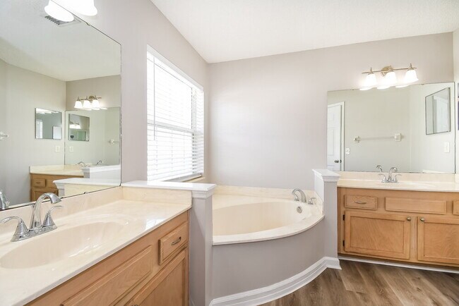 Building Photo - 12151 Silver Saddle Dr