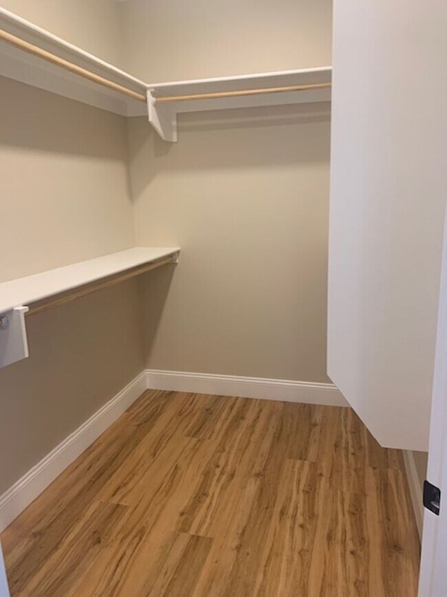 Building Photo - 183 Evergreen Ave