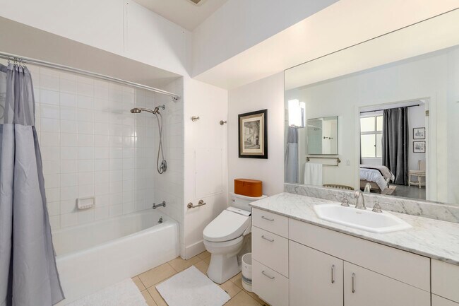 Building Photo - 300 Beale St