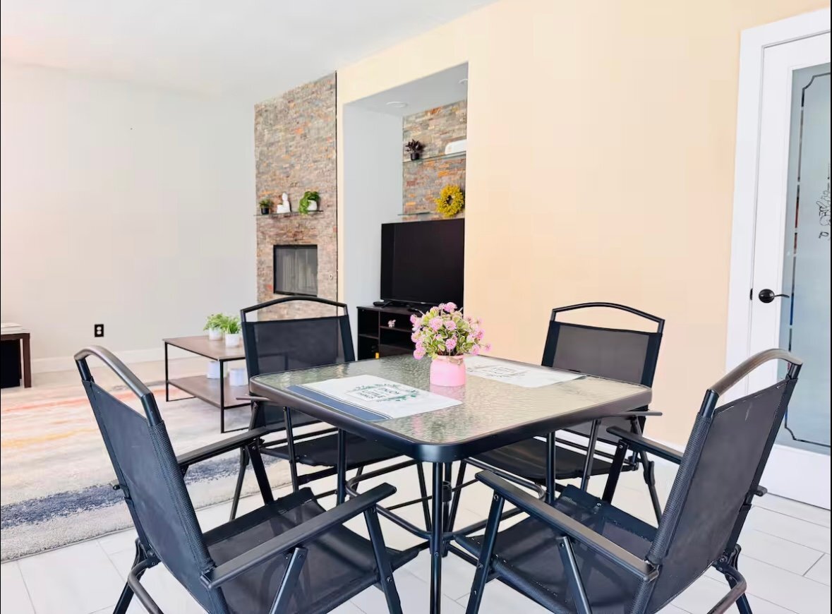 Building Photo - 1 private