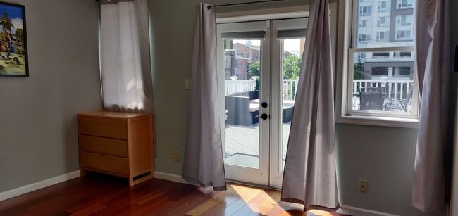 Building Photo - Chamring 2-Bedroom Locust Point Townhome w/ Deck