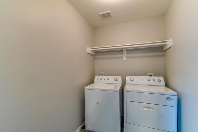 Building Photo - Charming Townhome near Memorial Park!
