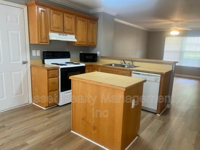 Building Photo - 11011 Woody Dr