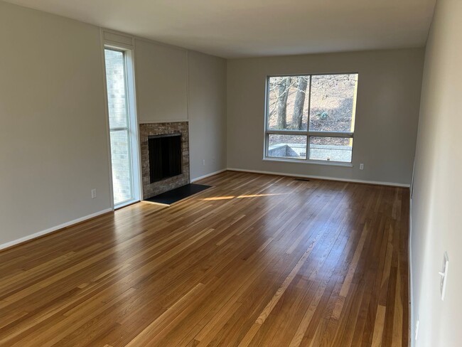 Building Photo - Spacious Home Close to Everything!