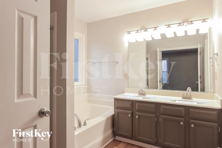 Building Photo - 1792 Glenridge Dr