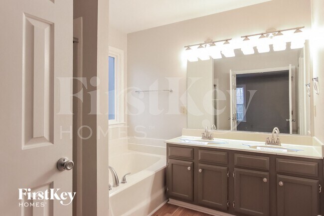 Building Photo - 1792 Glenridge Dr